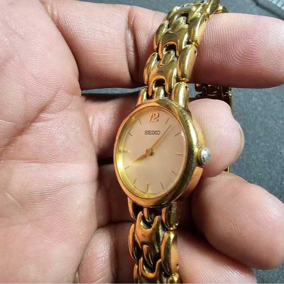 Seiko Ladies Quartz Cocktail Watch Gold Tone Working 7 Inch Bracelet V700-6389 - Picture 4 of 10